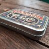 Lucky Sardine – puszka z przynętami Dzień Taty